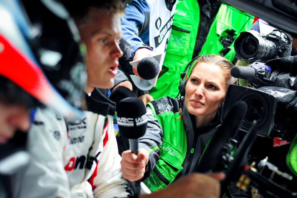 KAMERAVANT: Her er Molly Pettit i aksjon som WRC-reporter.