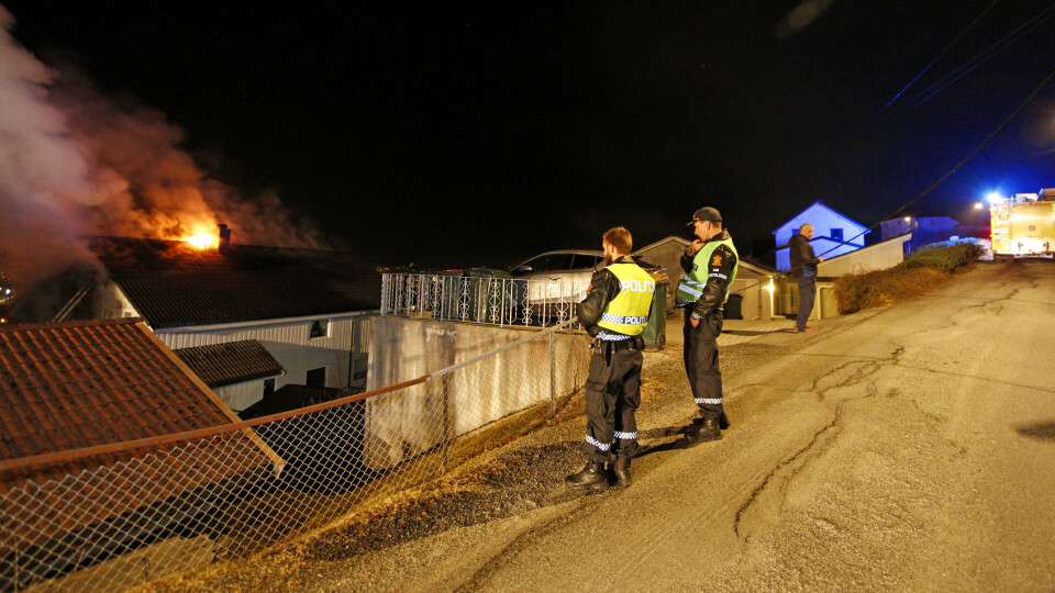 ÅPNE FLAMMER: Ved nødetatenes ankomst var det åpne flammer fra bygningen, og det skulle ta nærmere en time før brannvesenet fikk kontroll på brannen.