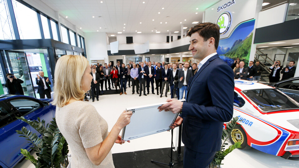 IMPONERT TSJEKKER: Salgsdirektør Lukas Honzak for Skoda i Norden var tydelig begeistret over det han så i Drammen, og overrekker her Wenche Albjerk en gave etter åpningstalen.