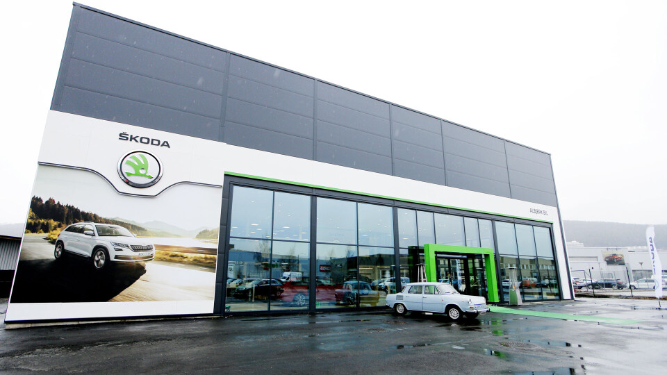 TOPP MODERNE: Flott fasade hos Skoda på Åssiden, vegg-i-vegg med Audi-bygget som ble reist i 2001.