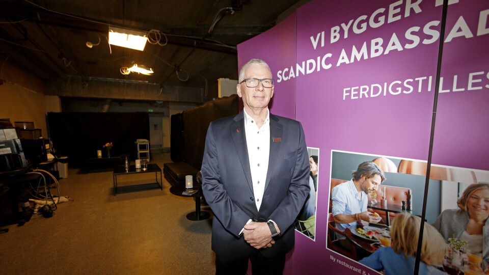 BEKLAGER: - Dette skulle ikke ha skjedd, sier hotelldirektør Jostein Sveen, her i hotellets lobby som er under full rehabilitering.