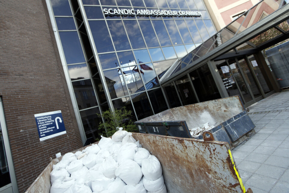 BYGGEPLASS: Det ordinære inngangspartiet blir brukt til avfallsplass. Resepsjonen er derfor midlertidig flyttet lenger mot Grønland.