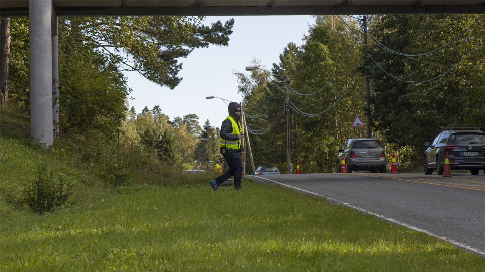 HØY SKRENT: Her undersøker politiet stedet bilen landet etter den var fjernet.