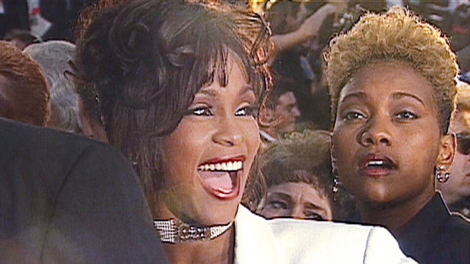 Whitney sammen med sin beste venn Robyn CrawfordDokumentarfilmen har dog sine små øyeblikk. Et bilde av henne sammen med sin datter på scenen etterlater et dypt inntrykk, når man kjenner til fortsettelsen, hvor datteren deler morens tragiske skjebne tre år etter.