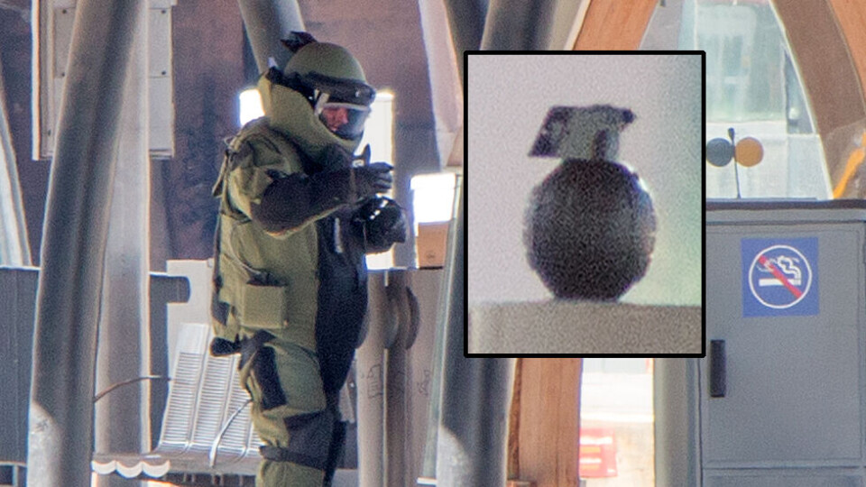 HÅNDGRANAT: Her blir den angivelige håndgranaten sikret av politiets bombegruppe. I etterkant mener politiet at den ikke er ekte.