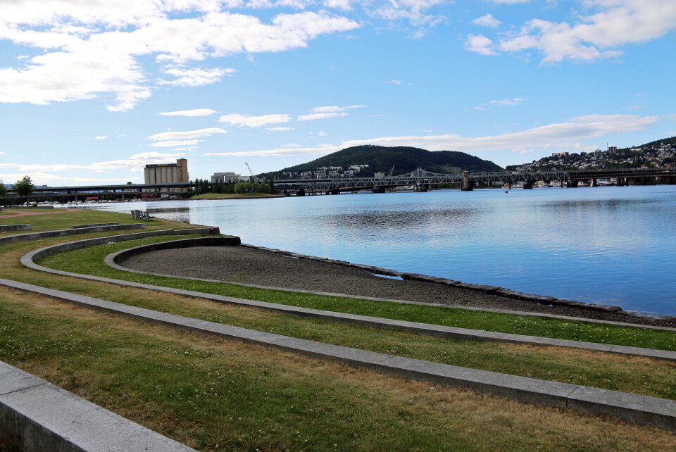Bragernes Strand: Tirsdag morgen var temperaturen 17.5 grader i Drammenselva.