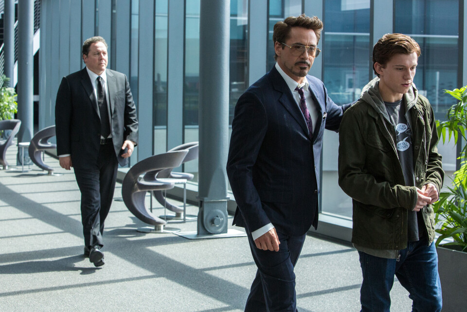 Tony Stark, fortsatt med en jovial Robert Downey Jr. i rollen, tar med Peter Parker på en omvisning med assisten Happy (Jon Favreau) traltende etter.