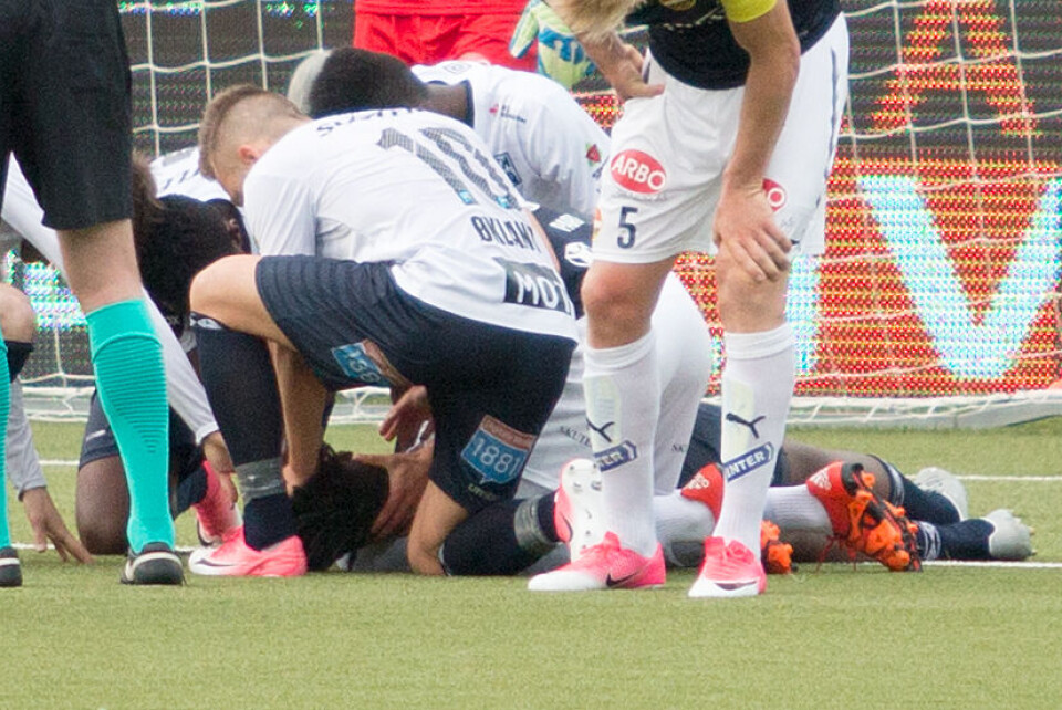 Kristiansund-spiller til sykehus etter hodesmell på Marienlyst