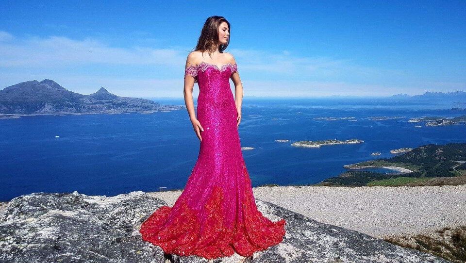 FINALEKLAR: Celine Herregården (18) fra Åskollen, poserer i finalekjolen i havgapet utenfor Bodø.