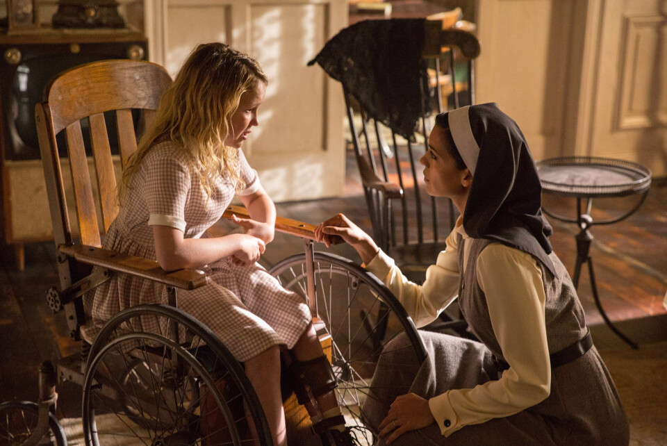 I dette tilfellet er ofrene en gjeng med tenåringsjenter, som sammen med nonnen Charlotte (Stephanie Sigman) er på leting etter et nytt barnehjem. Dukkemakeren Samuel (Anthony LaPaglia) og kona Esther Mullins (Miranda Otto) tar de storsinnet inn i sitt gamle og etter hvert neglisjerte hus. Et hus som lider av en hendelse tolv år tidligere, og som inneholder flere hemmeligheter og låste rom som nærmest er uimotståelig for unge nysgjerrige jenter. Og riktignok, ikke lenge etter jentenes ankomst starter ting å skje.En fortvilet Janice (Talitha Bateman) prøver å overtale nonnen Charlotte om ondskapen som besitter huset