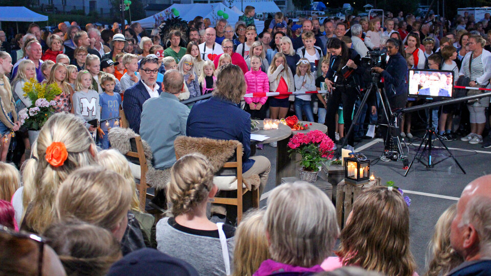 VISKUM: Her blir Morten Viskum intervjuet på direktesendt fjernsyn av NRK med «hele» Vestfossen som tilskuere.