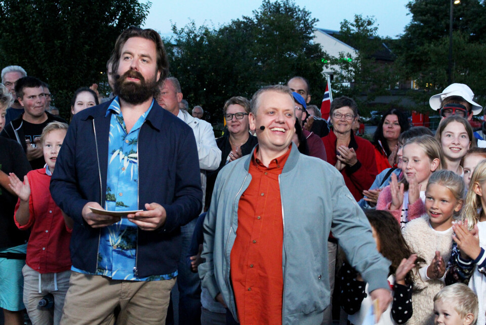 Rune Nilson og Torfinn Borkhus, best kjent fra TV-serien «Ikke gjør dette hjemme» var kveldens programledere og de fikk med seg publikum.