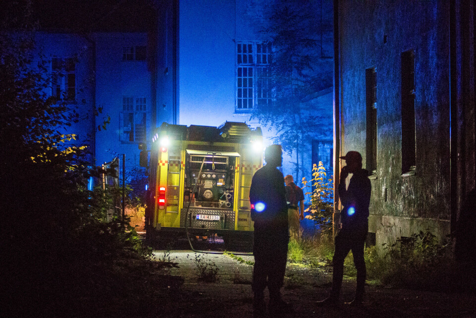 VITNEAVHØR: Politiet avhørte flere vitner i området etter brannen.