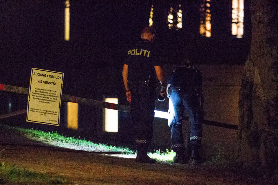 ADGANG FORBUDT: Området rundt de nedlagte sykehusbygningene er sperret av, men til liten nytte. Her fester politiet bommen opp til området.