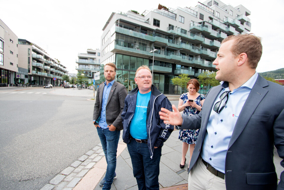 PÅ DRAMMENSVISITT: Per Sandberg fikk også tid til en mini-sightseeing. Her forteller Lavrans Kierulf om endringene som har skjedd på Grønland de siste årene.