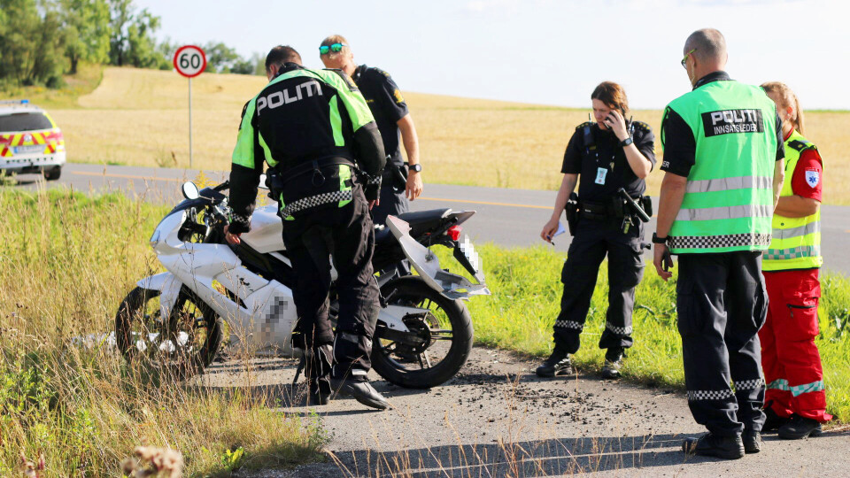 Jente (16) på moped meid ned av bilist under forbikjøring
