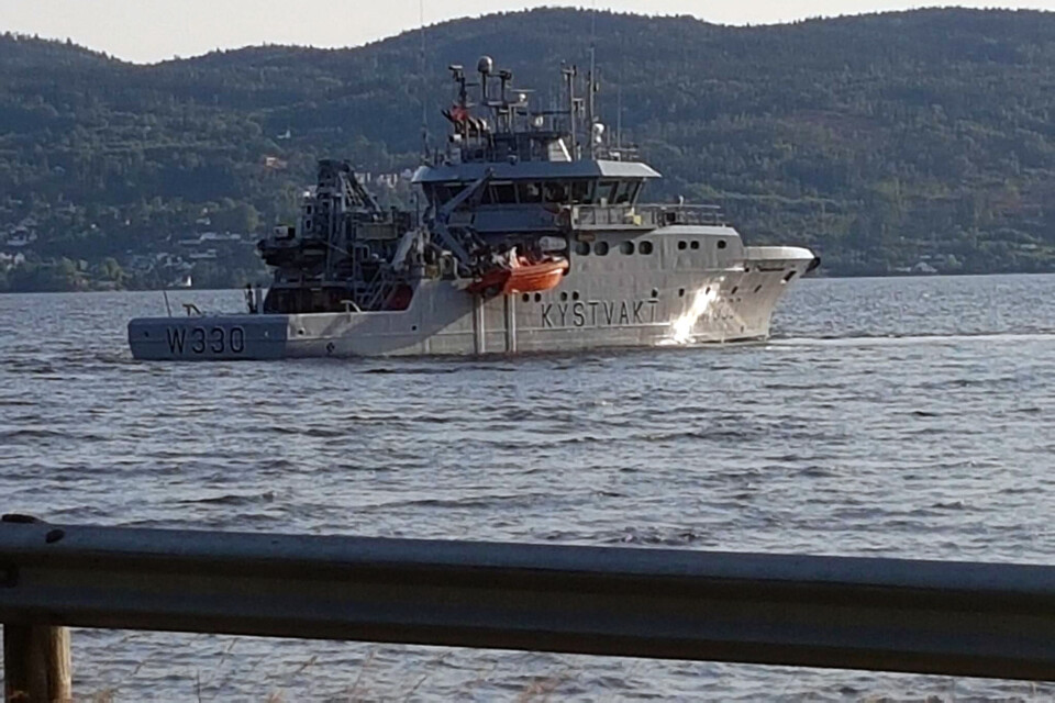 HYGGEN: Her er kystvakta på vei inn Drammensfjorden ved Hyggenbukta fredag. (FOTO: TROND BORGEN / DRM24)