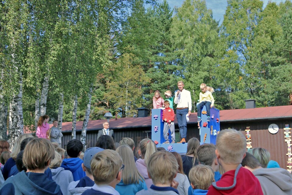 For bare et par måneder siden var det noe helt annet elevene hadde å boltre seg på i friminuttene og på fritiden. Skolegården har virkelig fått et ansiktsløft.