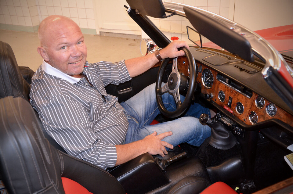 BILENTUSIAST: Det er en flott samling engelske veteraner Arild Vestli nå vil selge. – Disse bilene fortjener å bli kjørt mer, sier han, for anledningen bak rattet i en Triumph Spitfire Mark IV.