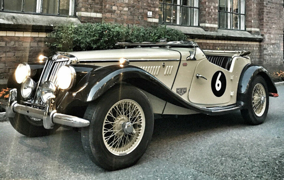 MG TF ROADSTER: Sjelden bil, opprinnelig fra USA.Bilen han selv bruker for tiden, og som er en spesiell favoritt, er altså en 1971 Triumph TR6. Bilen har en 6-sylindret motor med to doble Zenith-Stromberg forgassere og yter 150 hk. Girkassen er 4-trinns manuell, og overdrive var tilgjengelig som ekstrautstyr. Ellers var det 15 tommers felger, bøtteseter og avanserte instrumenter. Vestlis eksemplar er i meget god stand, og tar seg absolutt ut til sin fordel med lys beige skinninteriør og Royal Blue lakk.