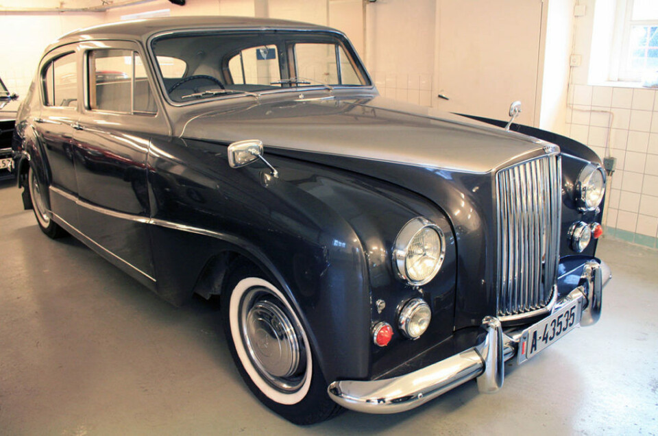 Austin Healy Princess Vanden Plas 1957. Dette er en stor luksusbil som ble brukt som limousin, og med 4,0 liters motor, automatgir og et svært iøynefallende design var dette noe bortimot ultimat luksus. Denne modellen var også brukt av det engelske kongehuset.MGB GT 1977. GT-utgaven av MG Roadster er tegnet av Pininfarina som fireseters sportsbil. MGB Roadster 1964 (grønn). Denne modellen ble produsert av BMC mellom 1962 og 1980 i mer enn 560 000 eksemplarer.MGB Roadster 1964 (rød).Triumph Spitfire Mark IV 1971. Bilen er produsert som åpen cabriolet, men med fabrikkbygd hardtop som ekstra mulighet. Dette eksemplaret har begge løsninger. 1,3 liters motor med to Zenith Stromberg forgassere gir godt fraspark på 884 kg bil, og toppfarten er 160 km/t – meget respektabelt for sin tid.