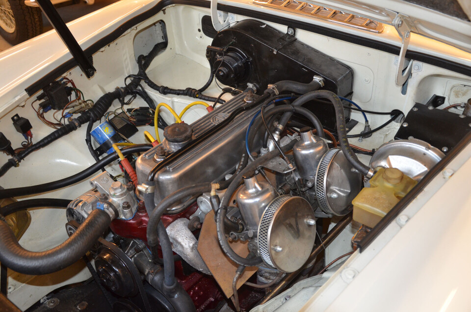 Under MGB GT-panseret sitter blant annet de karakteristiske doble Weber forgasserne.