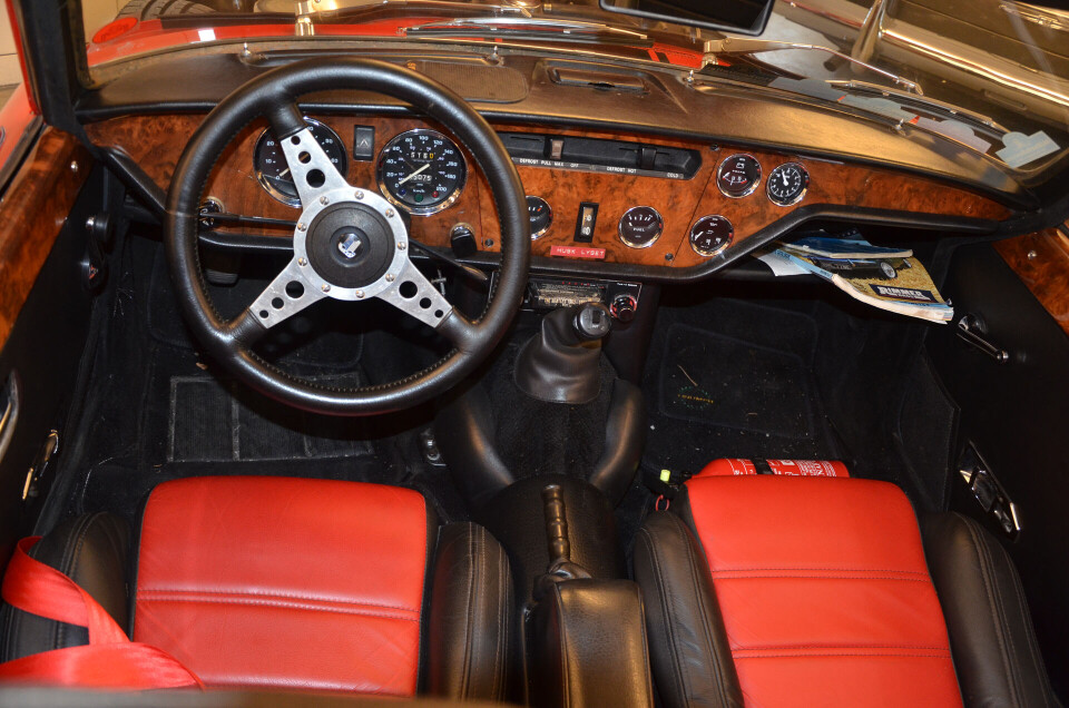 Slik er førerplassen i en Triumph Spitfire Mark IV