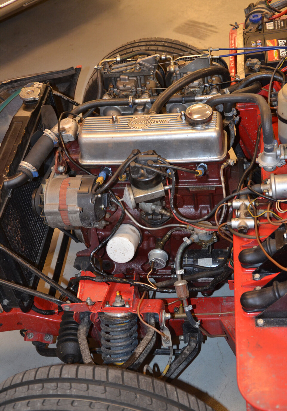 Atskillig åpnere i motorrommet på en Triumph Spitfire enn vi er vant til å se det i dagens biler.