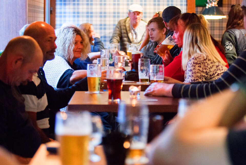 STINN BRAKKE: Det var både folksomt og festlig stemning under nyåpning på Strømsø Sportspub fredag kveld.