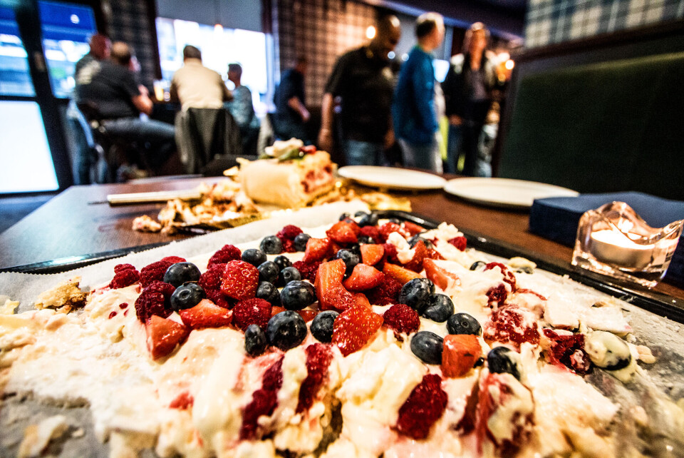BLØTKAKE: Gjestene fikk servert kake under nyåpningen fredag.