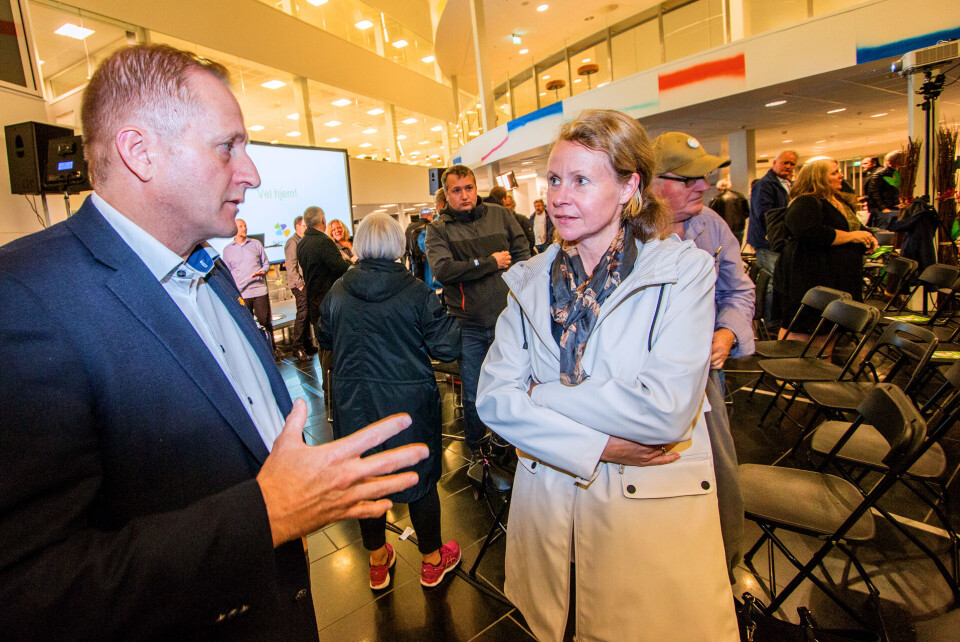 PÅ BARRIKADENE: Irene Kildebo fra Gulskogen Vel (t.h.) var kritisk til trafikktellingene og faktagrunnlaget servert av Statens Vegvesen, her representert ved Rolf-Helge Grønås, tidligere leder i Buskerudbyen, nå veisjef for Statens Vegvesen i Buskerud.