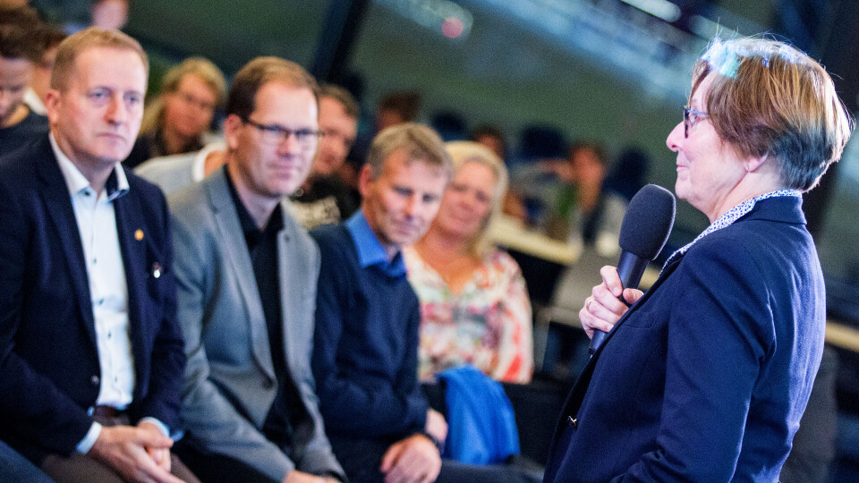 MÅTTE SVARE: Samferdselssjef Gro Solberg i Buskerud Fylkeskommune måtte blant annet forklare hvorfor man i kollektivtransportens navn har besluttet å fjerne bussholdeplasser i Rosenkrantzgata. Til venstre flankert av veisjef Rolf-Helge Grønås i Statens Vegvesen Region Sør, sekreteriatsleder Tor Atle Odberg i Buskerudbyen og byutviklingsdirektør Bertil Horvli i Drammen kommune.