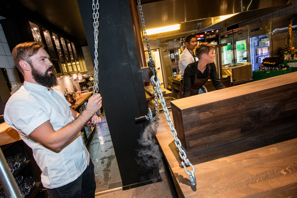 FRA KJØKKEN TIL BAR: - Nå har Ask gått og lagt seg og Loke steget ned fra taket, erklærte kjøkkensjef og daglig leder Jonatan Bukkøy Arntzen under føråpningen fredag kveld.