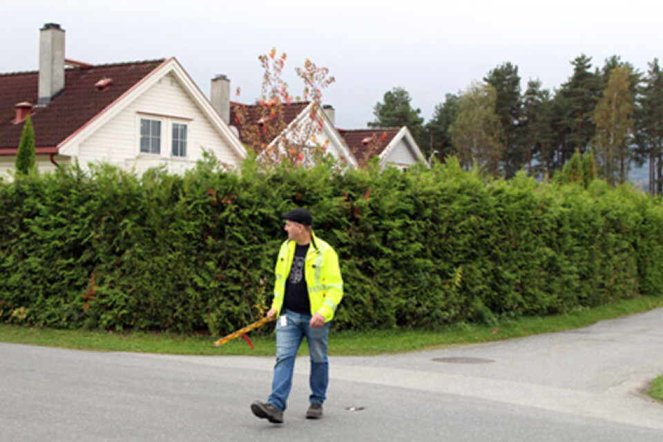 Denne hekken har fått vokse seg høy og den hindrer fri sikt, og gårdeieren kan risikere å få pålegg om å fjerne den.