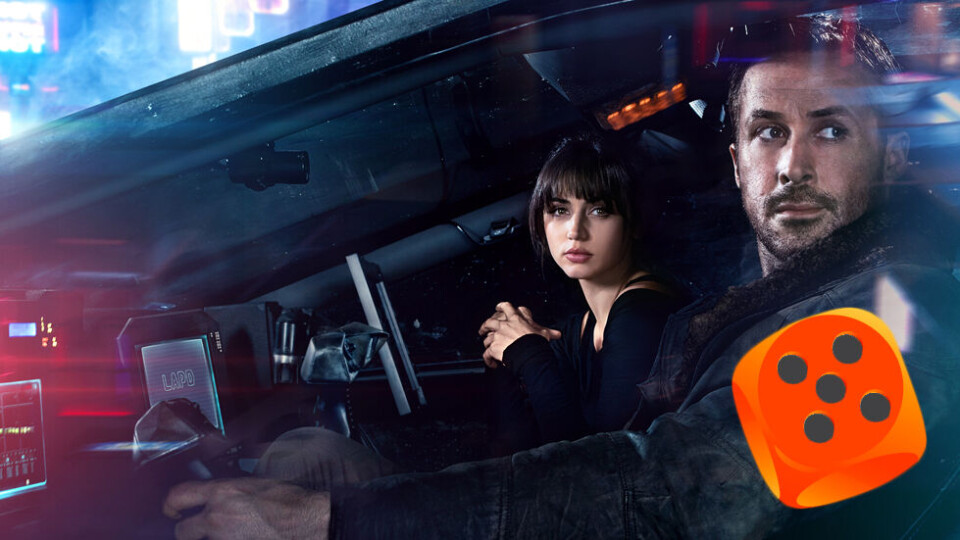 NY BLADE RUNNER: Ryan Gosling spiller Blade Runner K, som her sitter i den ikoniske flyvebilen sammen med sin nydelige digitaliserte kjæreste Joi (Ana de Armas).