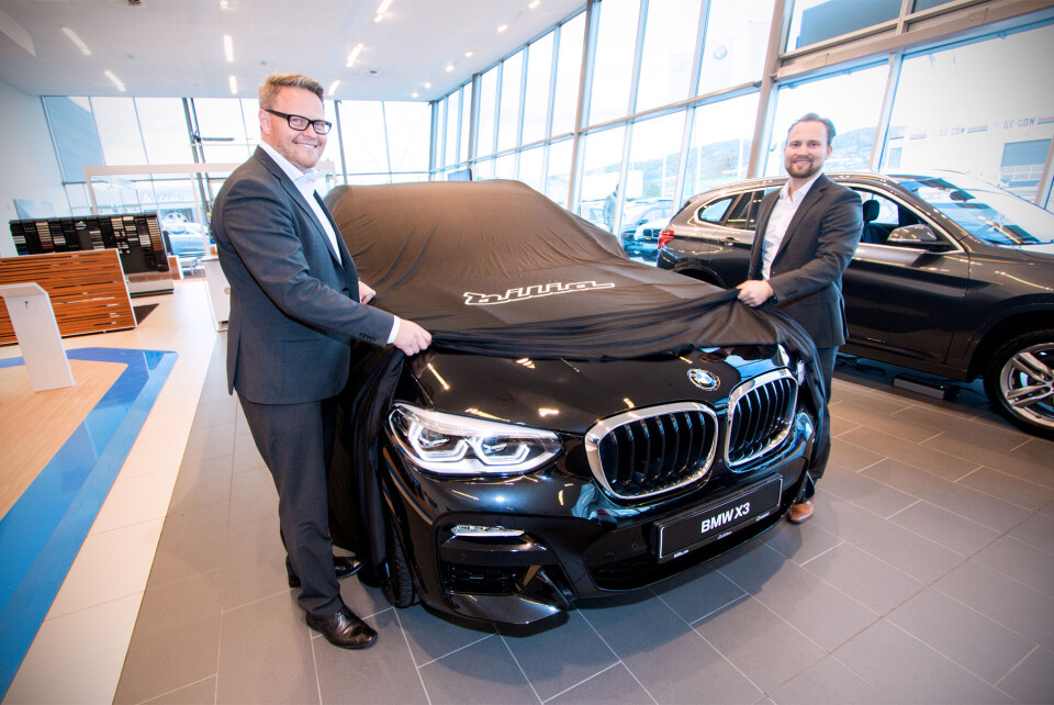 LETTET PÅ SLØRET: Plassjef Frode Mørch og BMW-selger Christoffer Olsen hos Bilia kunne stolt avduke den nye BMW X3.