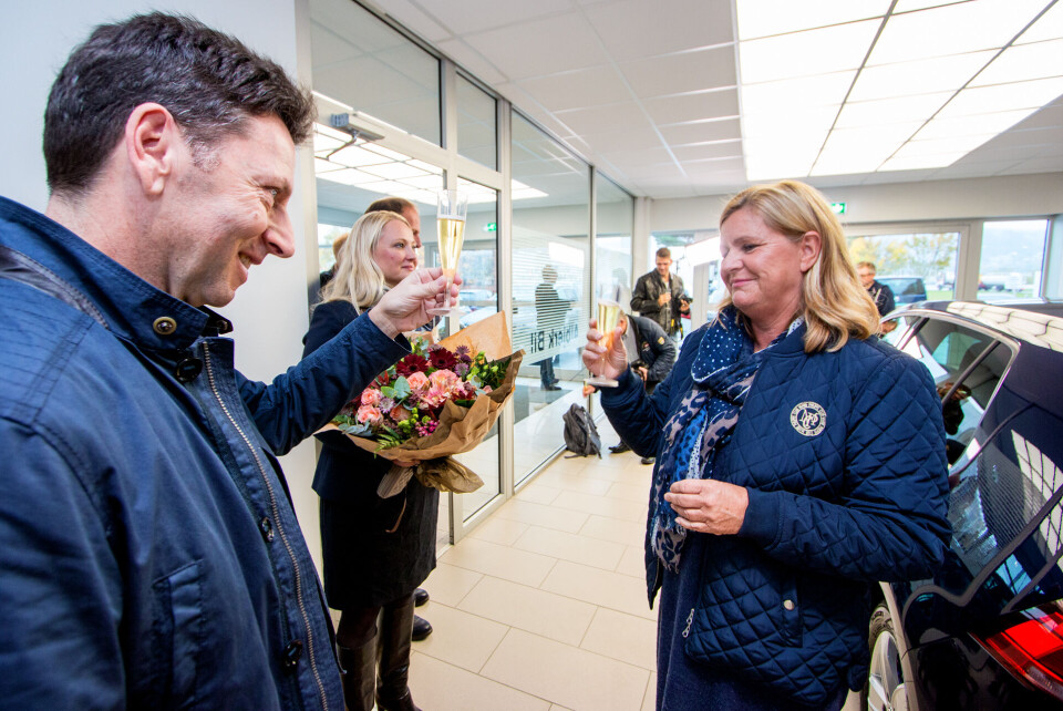 STORFINT BESØK: VW-sjef Klaus Peter Eck (t.v.) fra fabrikken i Tyskland gratulerte eikværingen med jubileumsbilen, og sa seg helt enig i Trudes fargevalg.