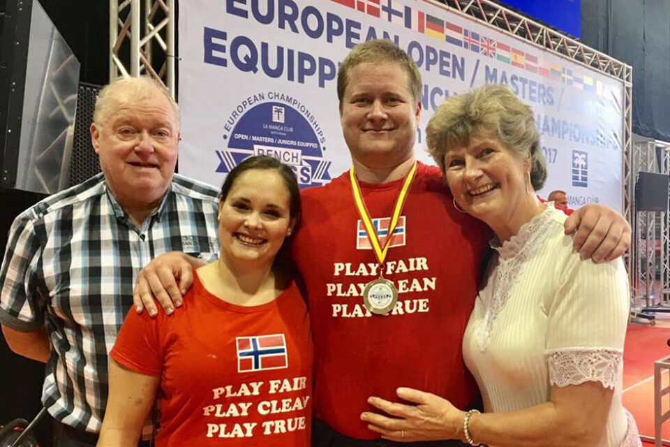 GULLGUTT: Per Marius sammen med samboeren Ruth Kari, som også er aktiv innnen vektløfting, pappa Iver og mamma Jorunn.