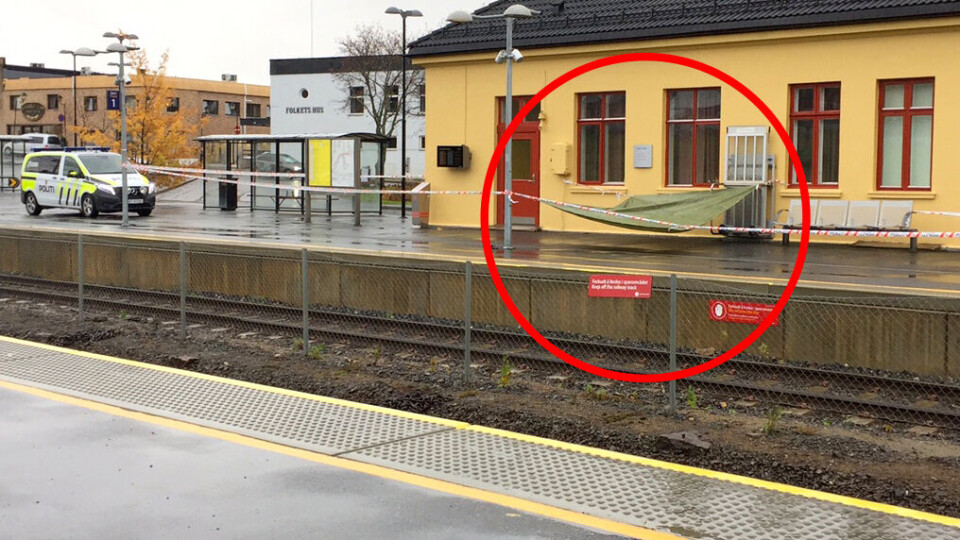ÅSTED: Perrongen ved Vestfossen Stasjon ble sperret av med vakthold fra politiet. Det ble også hengt opp en presenning.