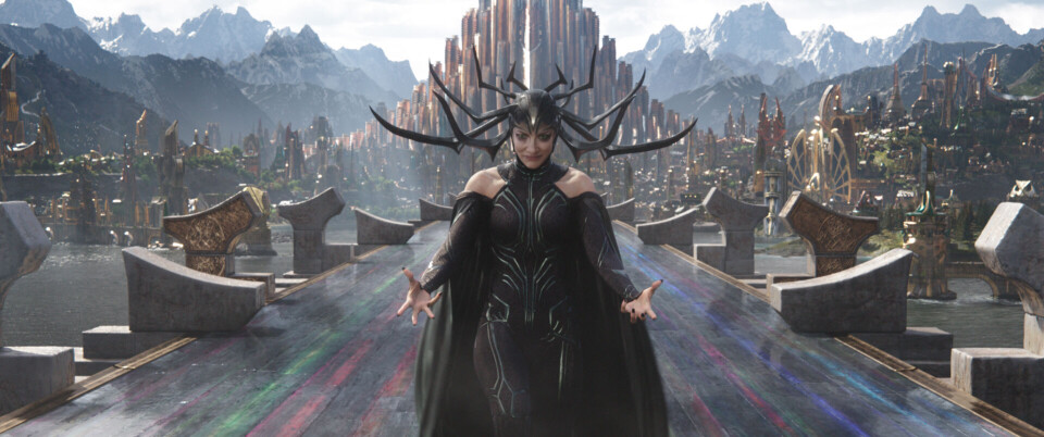 Hel (Cate Blanchett) i sin imponerende krigsutrustning.