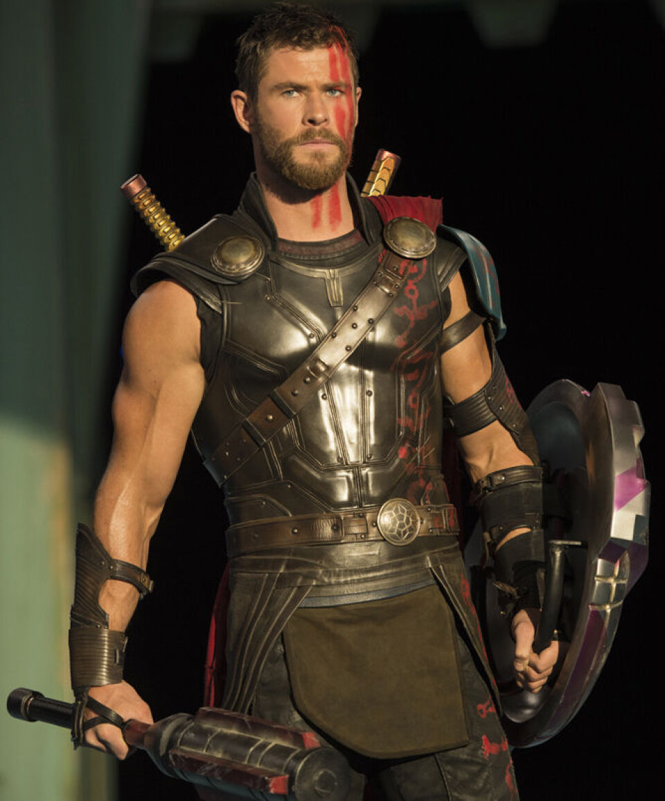 Chris Hemsworth ikler seg atter en gang i rollen som selveste tordenguden Thor.