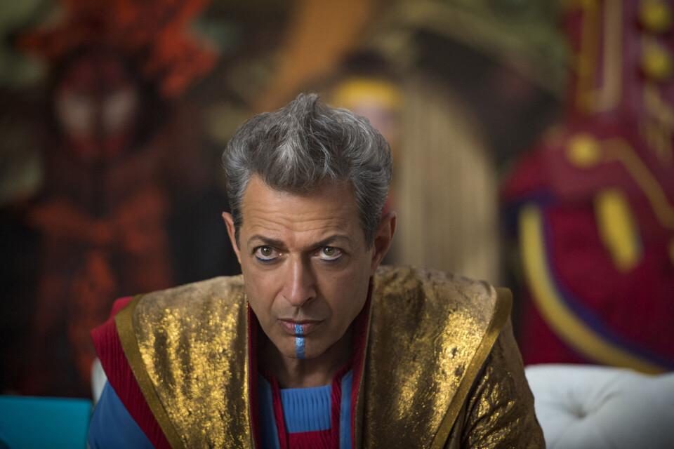 Grandmaster (Jeff Goldblum) styrer underholdningsflommen på planeten Sakaar.