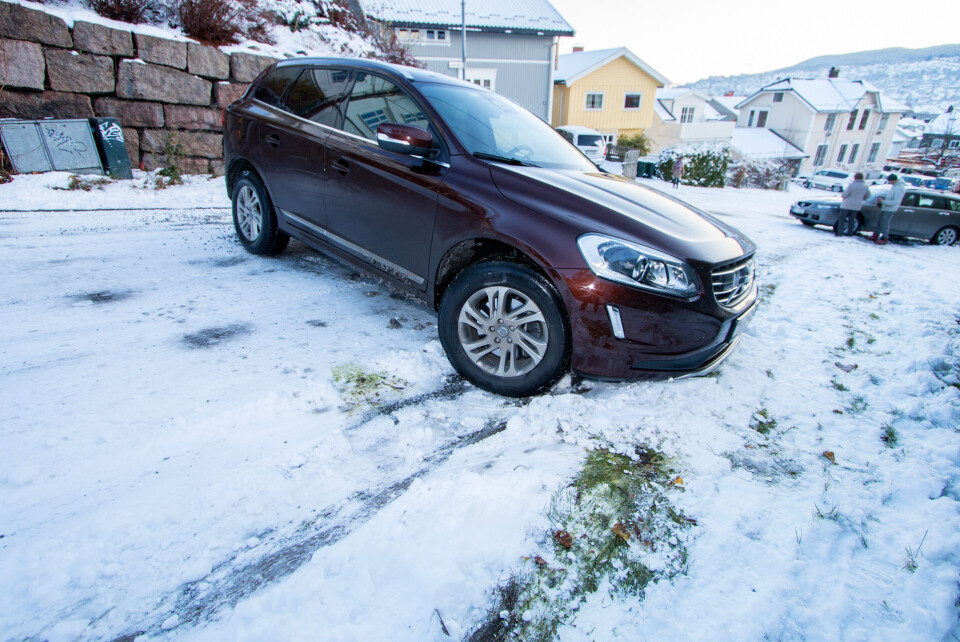 Bilen måtte hensettes etter å ha brast over et veiskilt.Politiet har gjentatte ganger tirsdag gått ut og advart mot ekstremt glatte veier.