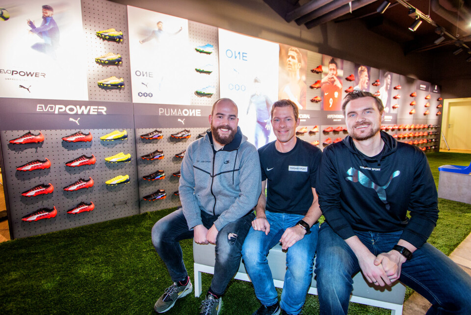 NYÅPNING: Onsdag åpnet Mats Formo Nikolaisen, Simon Müller og Steffen Reitan nyoppussede lokaler i Øvre Storgate. I bakgrunnen butikkens store stolthet, den enorme veggen med fotballsko.