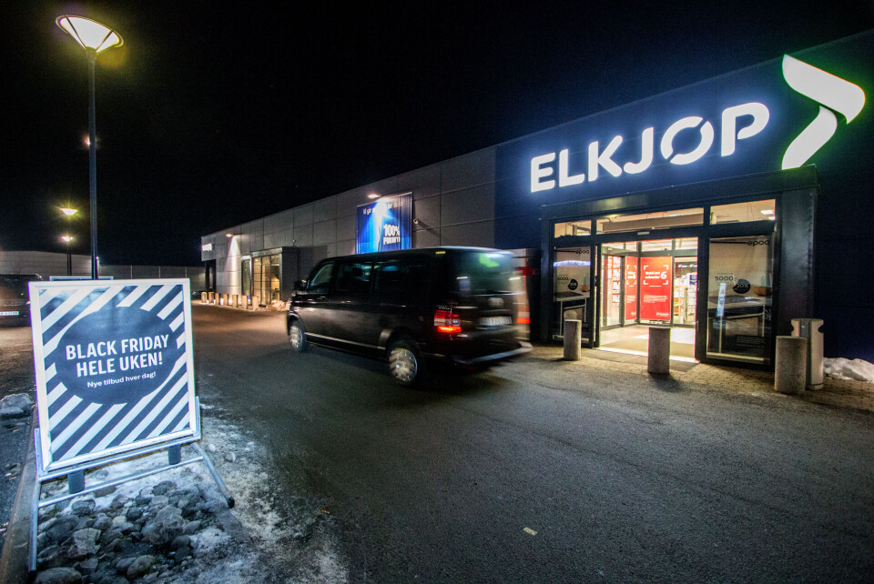 FREDAGSRUSH: Folk gikk «mann av huse» for å sikre seg tilbudsvarene på Elkjøp i Krokstadelva på Black Friday.