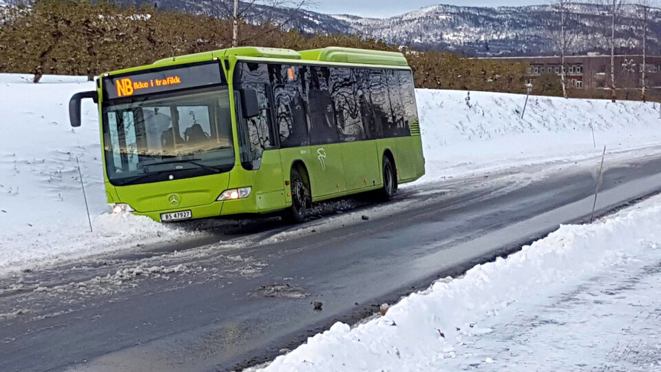 Buss bom fast - flere tunge kjøretøy sliter fortsatt