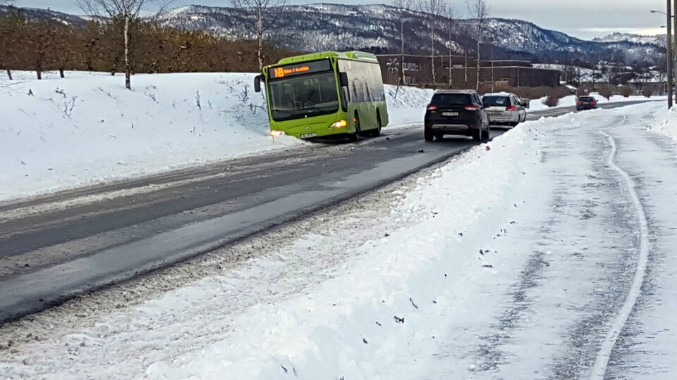 Buss bom fast - flere tunge kjøretøy sliter fortsatt