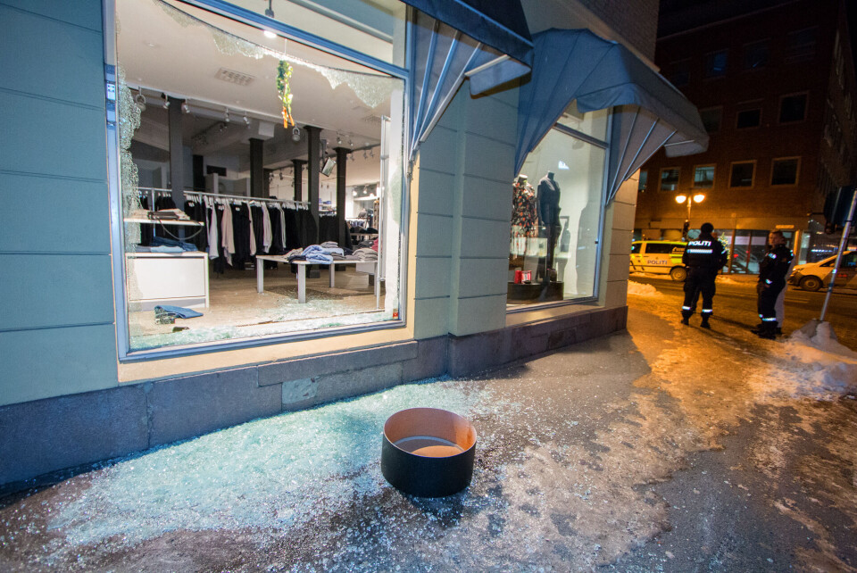 PULVERISERT: Det store vinduet er knust i tusen biter. Gjenstanden på bakken er del av en utstillingsmontér fra inne i butikken.