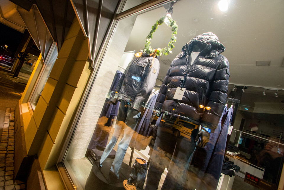 MONCLER: Det var kun boblejakkene av typen på utstillingsdukken til høyre at tyvene forsynte seg av.