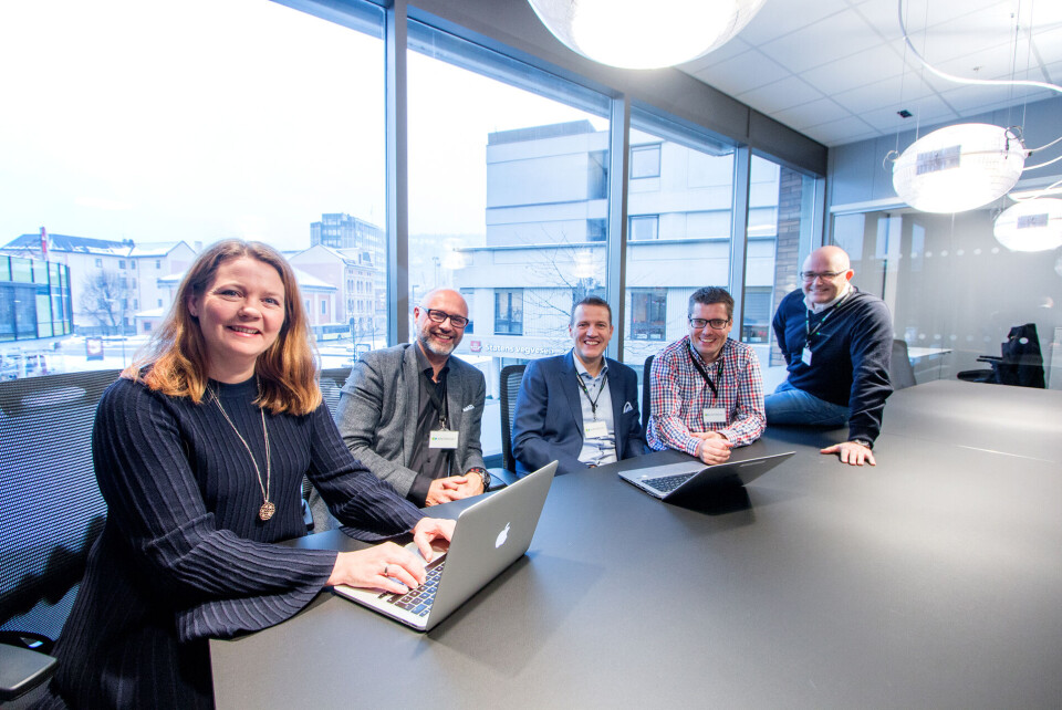 STRATEGISK TILSTEDE: Fra venstre Hege Mortensen (Nordia Law), Geir Hagehaugen (HR Prosjekt), Ivan Hansen (HR Prosjekt) og Anders Bratland (BDO) kommer alle fra etablerte selskaper som verdsetter en tilstedeværelse i felleskapet Hakon Lærum (t.h.) har skapt på Kontorhuset i Byhaven.